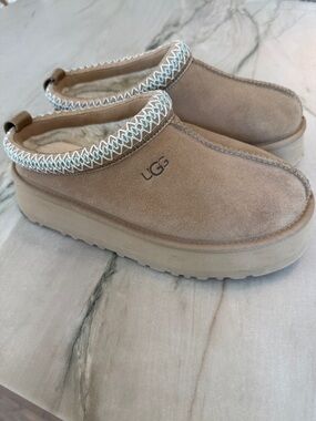 UGG Women's Tazz Sand Suede Plush-Lined Platform Clog Mules Size 7